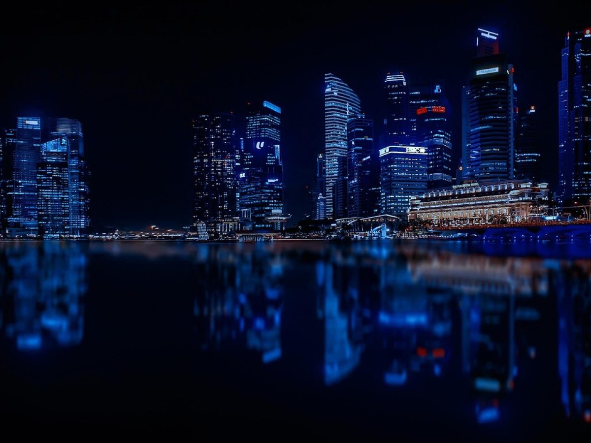 探花在线观看信息导航站编辑团队成员在开放式办公区围坐讨论影视目录分类方案，屏幕上显示青绿色标签索引界面